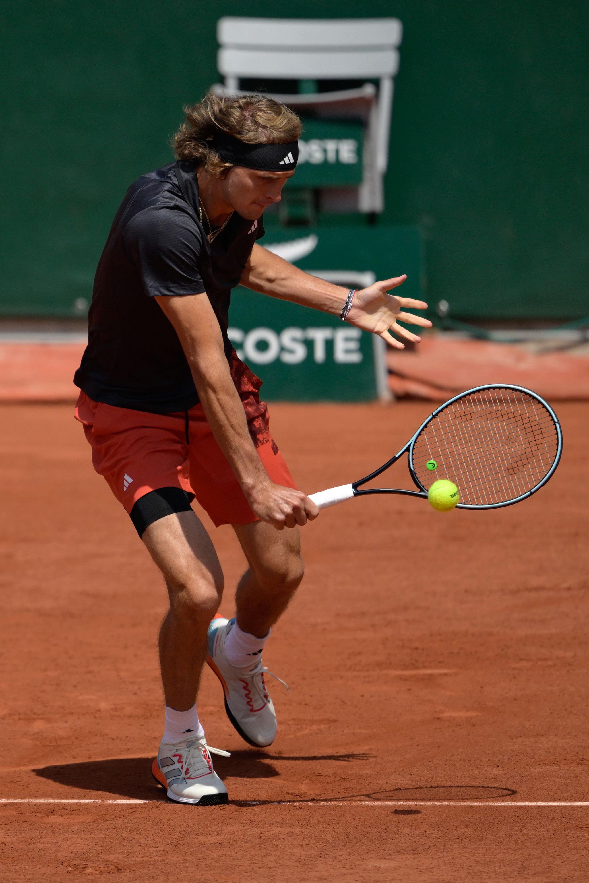 意大利网球队血洗英国网球队，兹维列夫高光表现的简单介绍