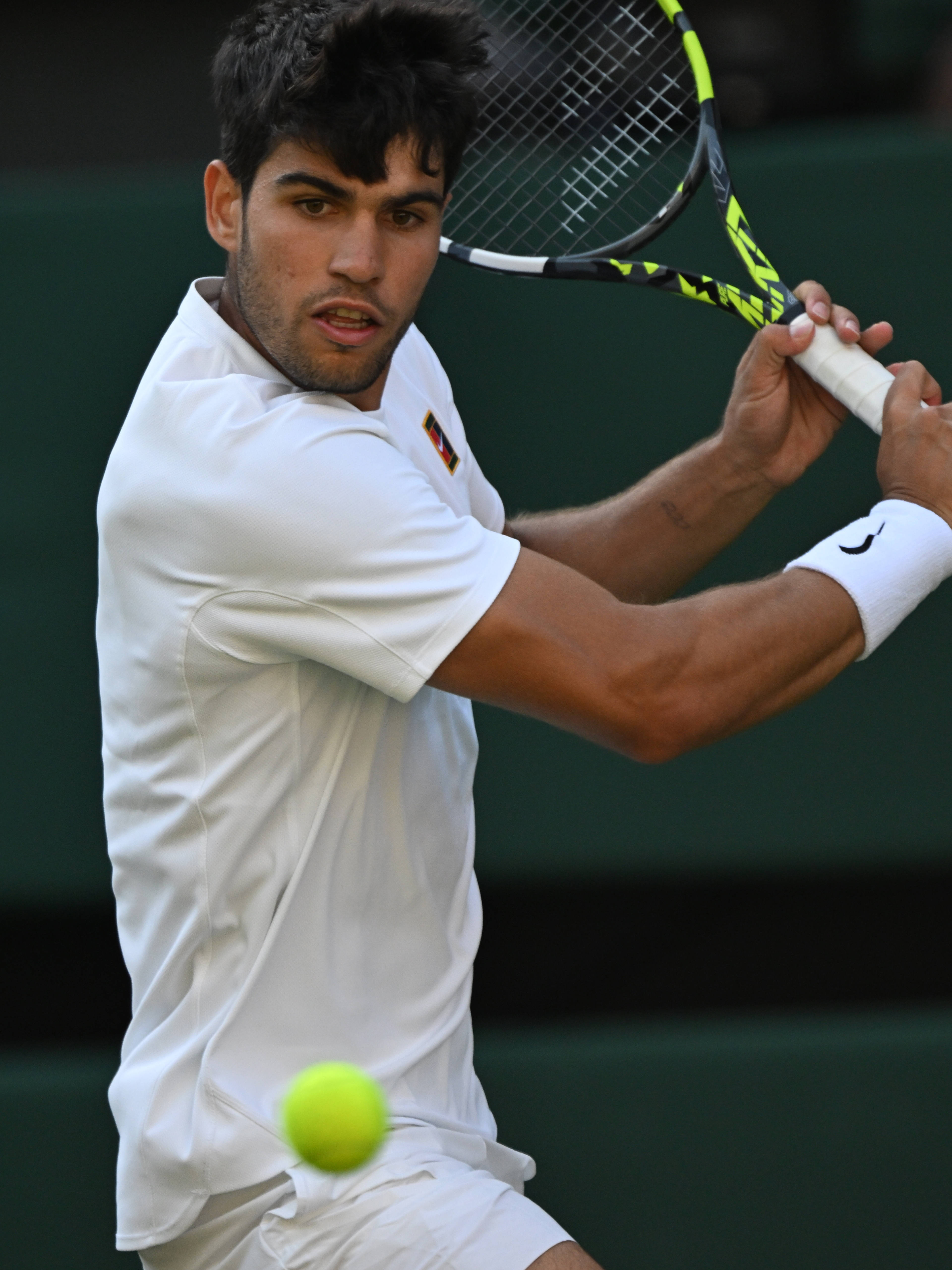 包含世界网球队强势西班牙网球队，阿尔卡拉斯统治全场的词条