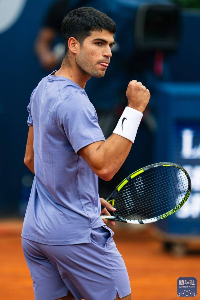 包含世界网球队强势西班牙网球队，阿尔卡拉斯统治全场的词条