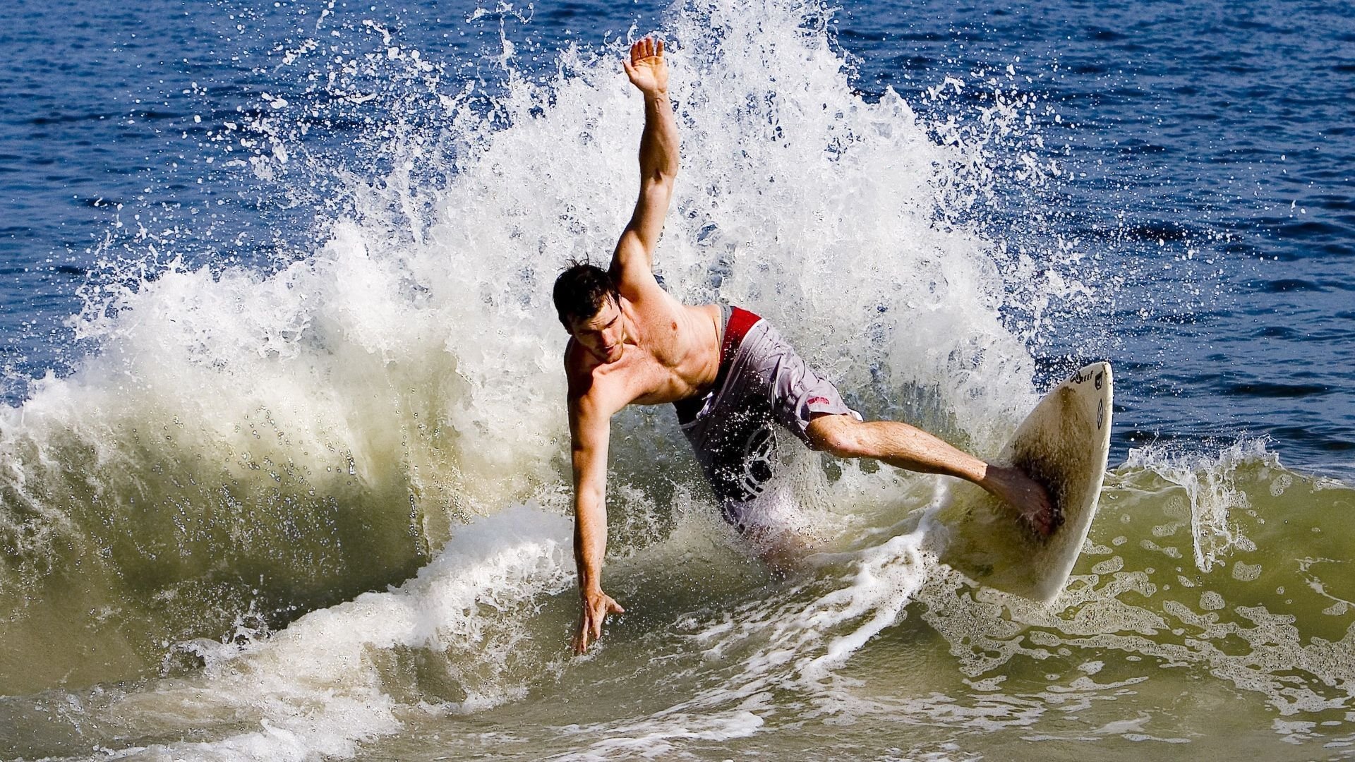 绝地反击，法拉利如何以战术奇袭翻盘阿斯顿马丁，维斯塔潘一锤定音锁定胜局